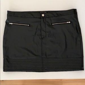 VICTORIA’S SECRET Faux Leather Moto Miniskirt, Size 14 NWOT